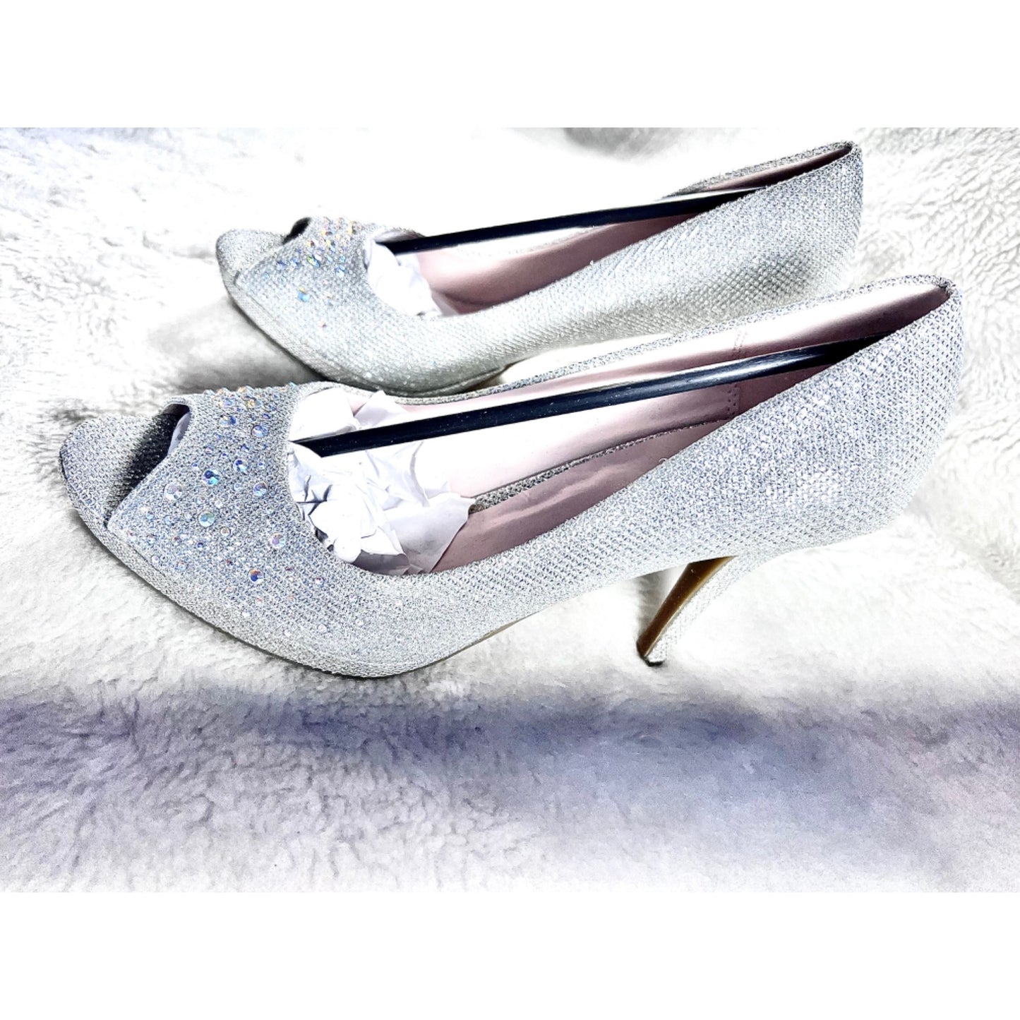 Bonibel Size 7.5 Silver Glitter Heels