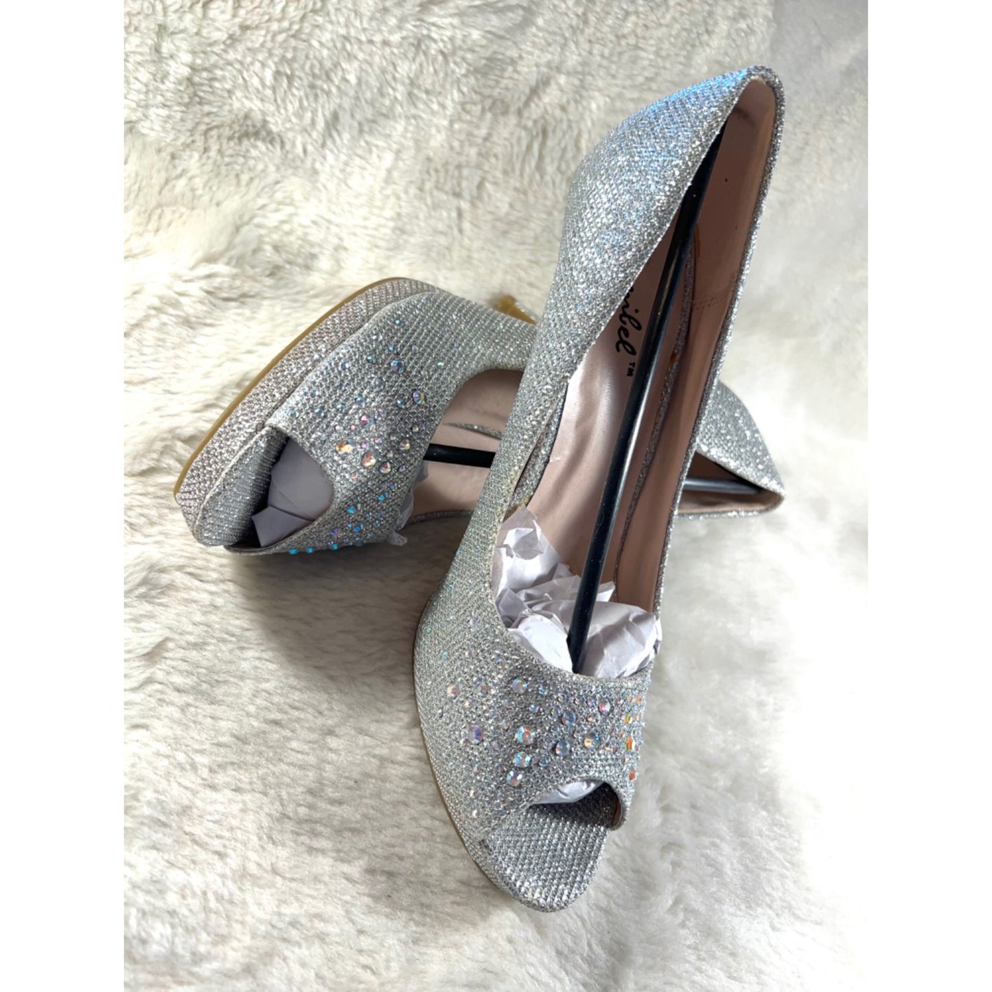 Bonibel Size 7.5 Silver Glitter Heels